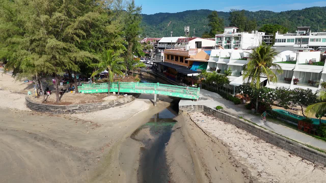 vista aérea del puente durante la marea baja