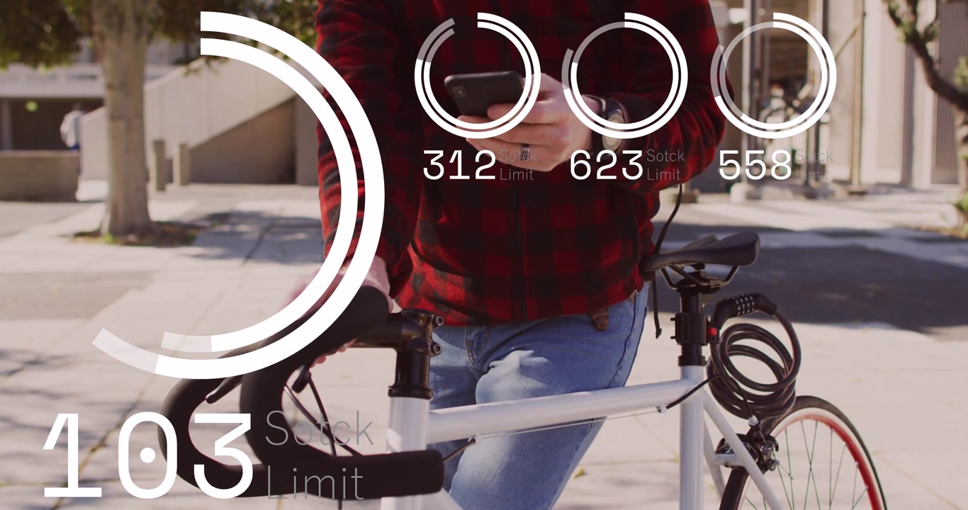 Animazione di numeri ed elaborazione dati su un uomo caucasico che usa lo smartphone.