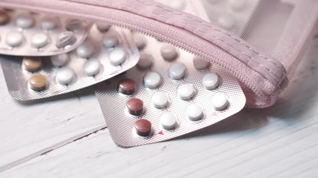 분홍색 가방에 담긴 피임약