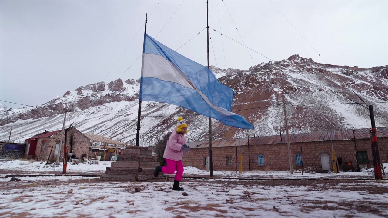 Criança Correndo Sob a Bandeira Argentina em Puente del Inca, Cordilheira dos Andes, Mendoza, Argentina: Paisagem