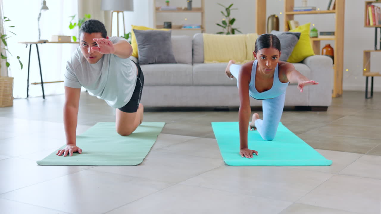 yoga, estiramiento y fitness de pareja en la vida