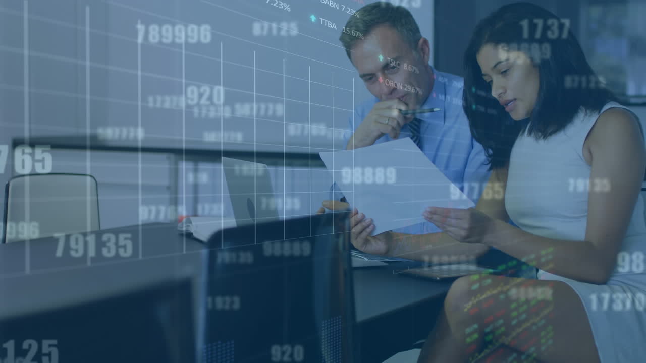 animación de números cambiantes sobre diversos hombres y mujeres de negocios discutiendo sobre el documento