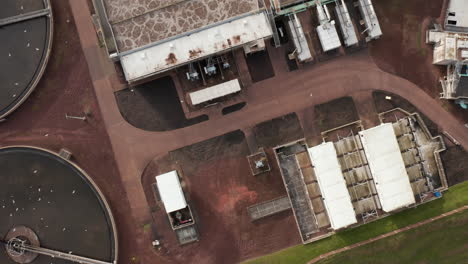 toma aérea sobrevuela una planta de procesamiento de aguas residuales mientras las gaviotas buscan desechos