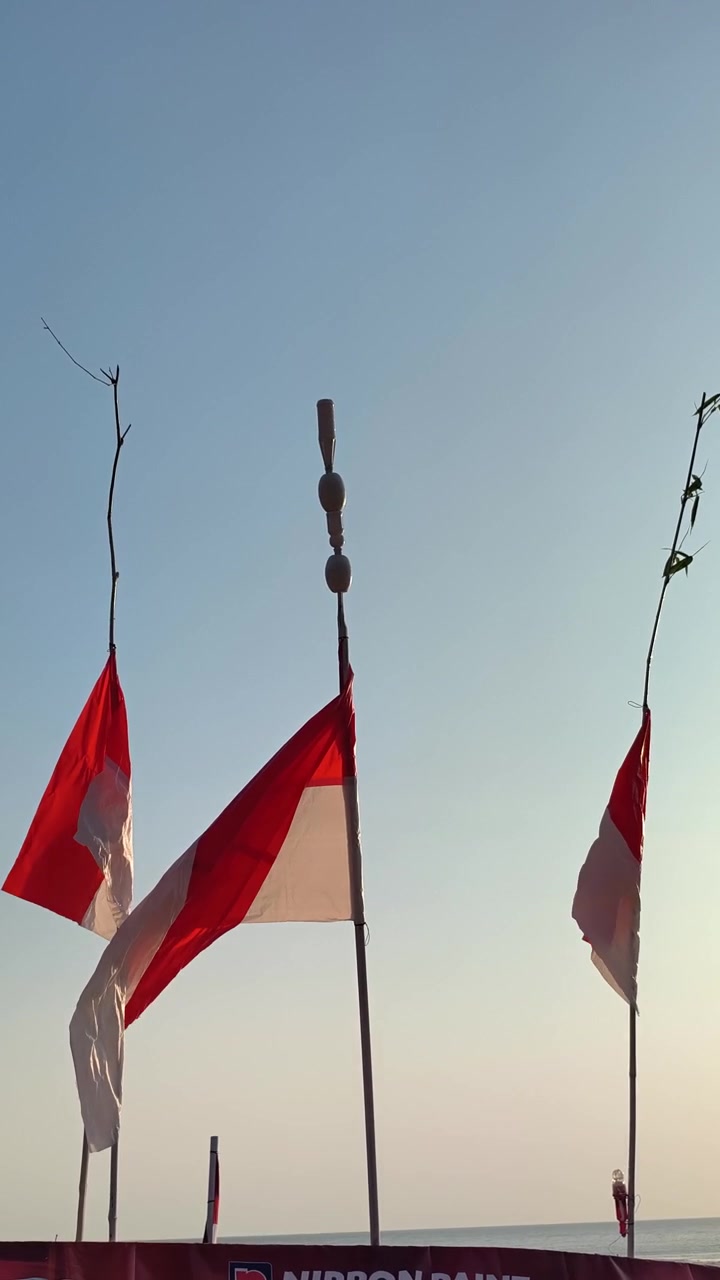 Bandiere indonesiane che sventolano al vento contro un cielo sereno