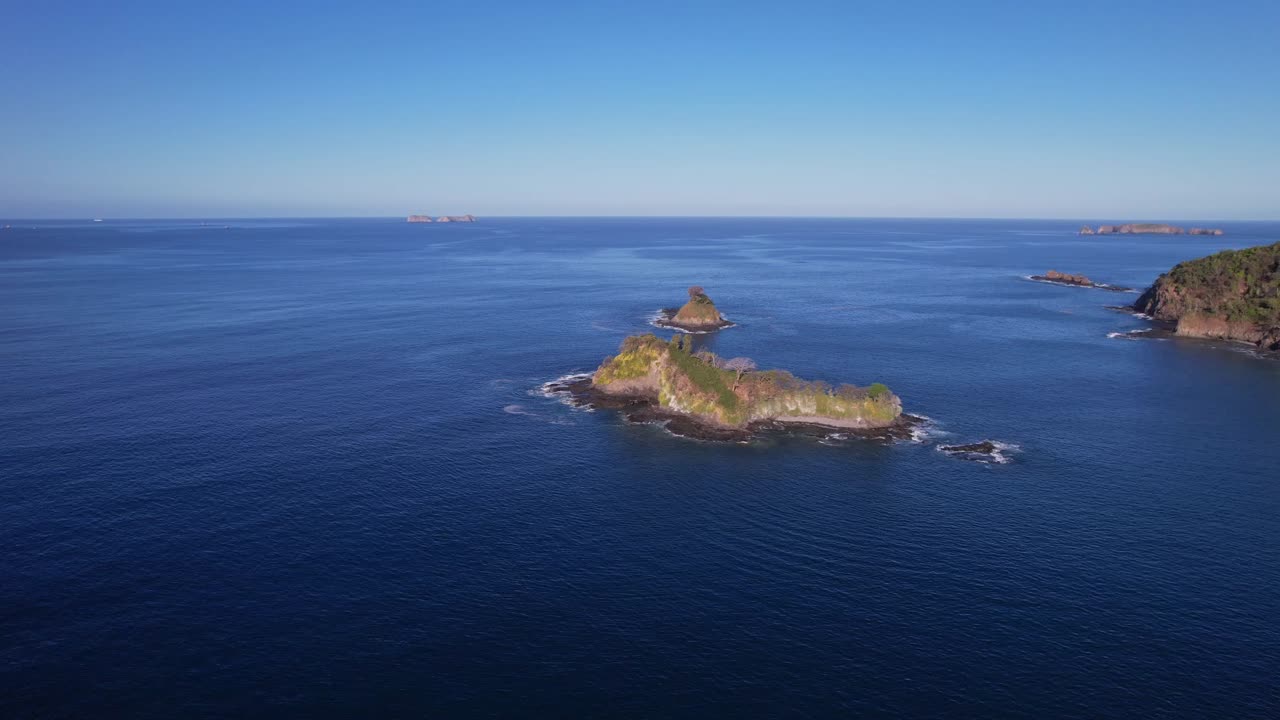 코스타리카 연안의 작은 섬들은 관광객들에게 인기 있는 목적지입니다.