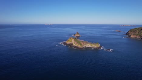las pequeñas islas frente a la costa de costa rica son destinos populares para los turistas