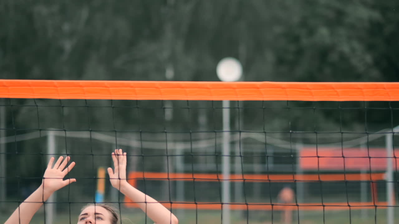 해변에서 배구하는 네 명의 소녀. 비치 배구 네트워크 비키니 여성. 평평한 만화 일러스트. 공을 들고있는 소녀가 게임을 시작합니다.