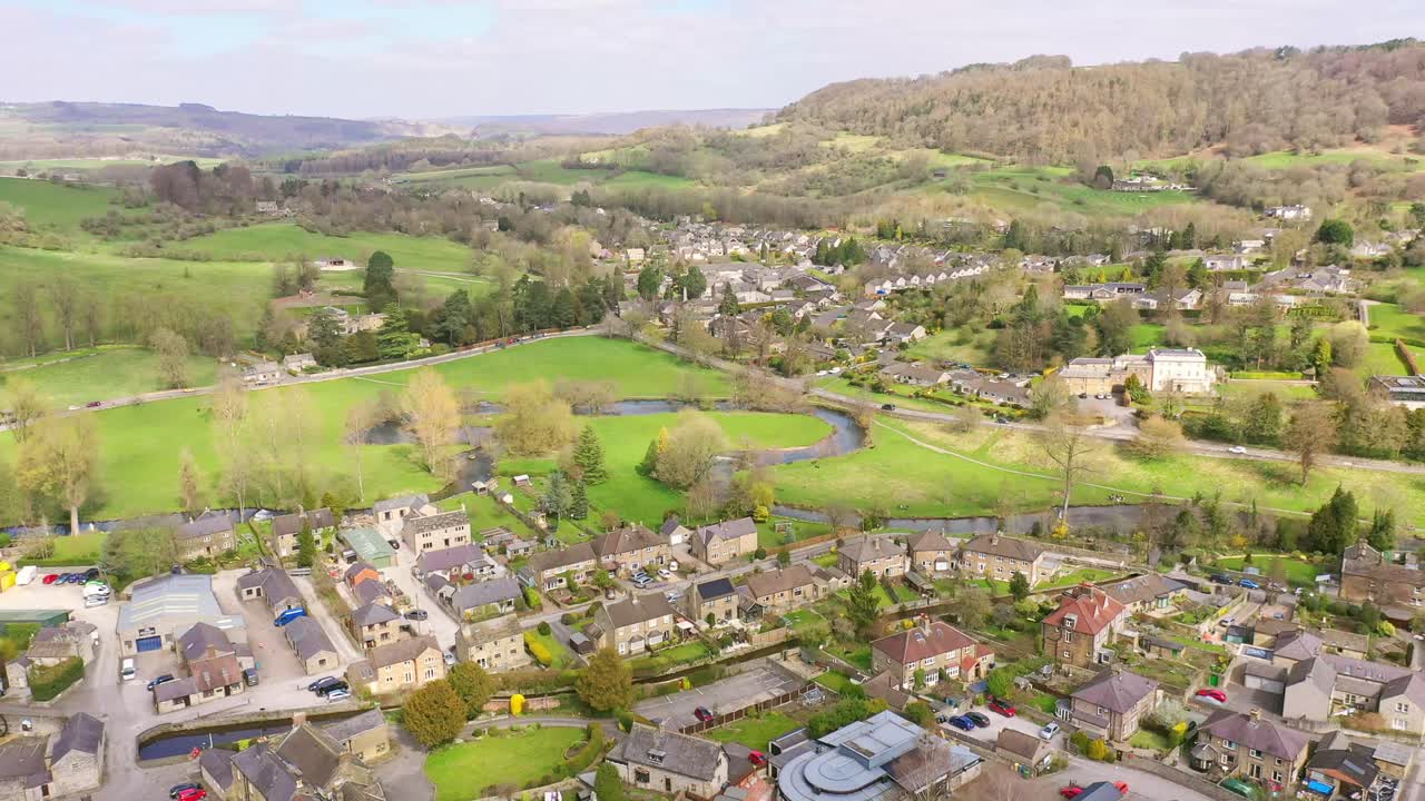 ciudad de campo inglesa y pintoresco río sinuoso, bakewell, derbyshire
