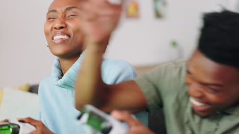 una pareja feliz jugando a videojuegos