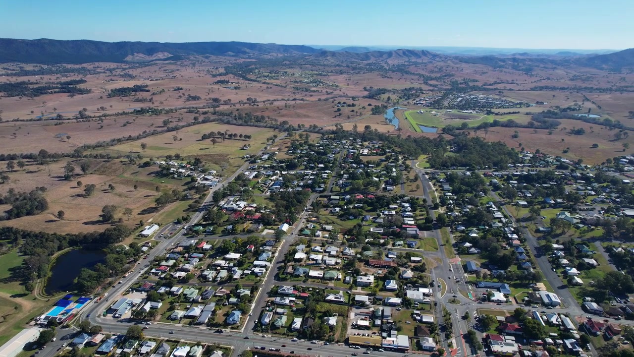 Pueblo rural de Kilcoy con vista del lago Wivenhoe a lo lejos. Región de Somerset, QLD, Australia. Toma aérea panorámica.