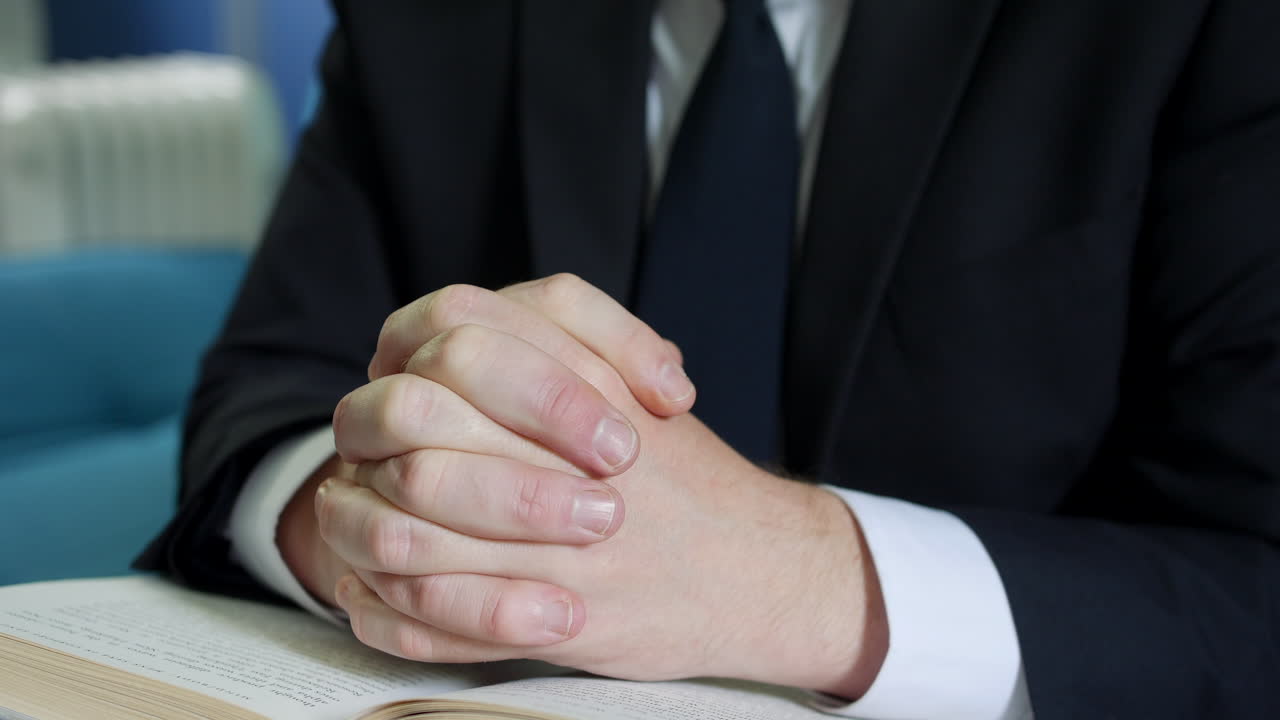 성경을 들고 기도하는 사람