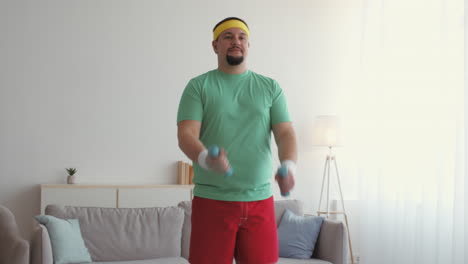hombre con sobrepeso haciendo ejercicio con pesas en casa
