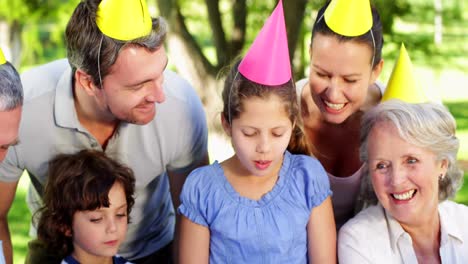 Familia-Celebrando-El-Cumpleaños-De-Las-Niñas-En-El-Parque.