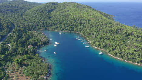 Aérea:-Bahía-Panormos-En-La-Isla-De-Skopelos,-Grecia