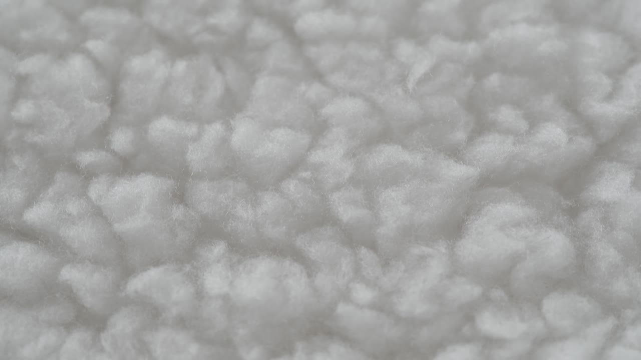 Zbliżenie miękkiej, białej, puszystej faktury materiału