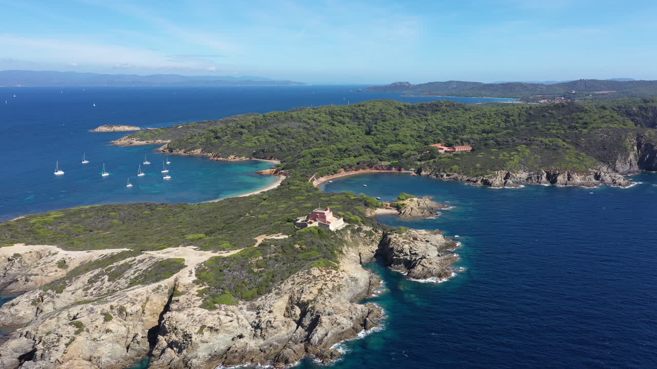 Spiaggia del Langoustier, ripresa aerea, Porquerolles, Francia, giornata di sole