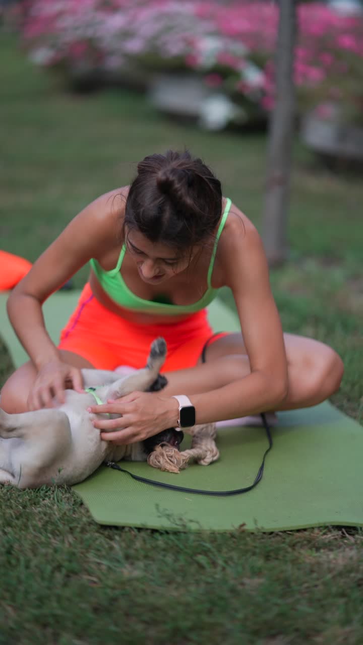 공원 에서 파그 와 함께 운동 하는 여자