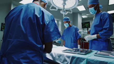 equipo quirúrgico en la sala de operaciones