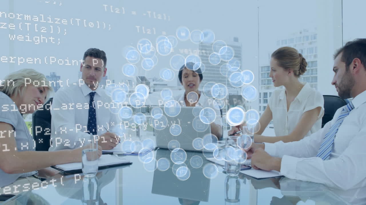 다양한 동료들이 회의에서 작업을 논의하는 미디어 아이콘과 데이터 처리의 애니메이션