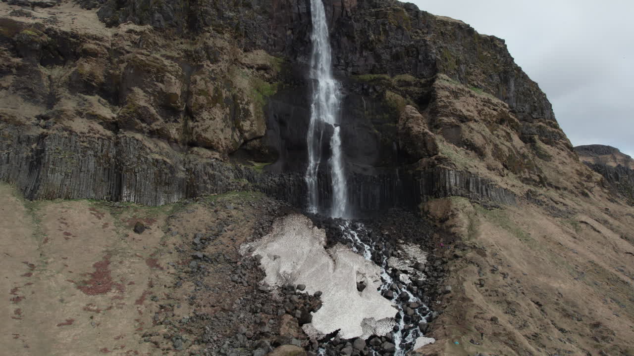 bjarnarfoss cascada: zoom aéreo de una fantástica cascada islandesa