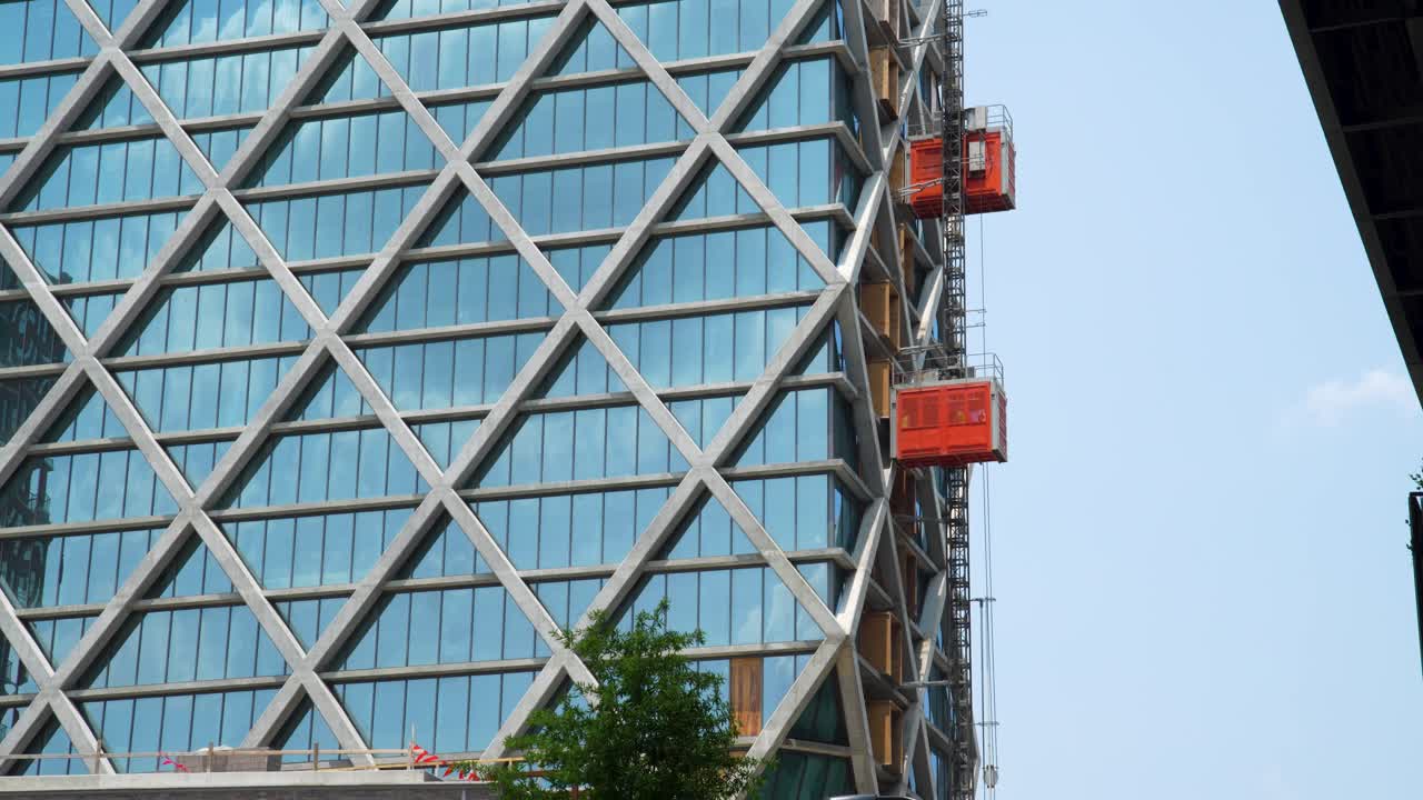 Elevadores de construção de edifícios urbanos em movimento