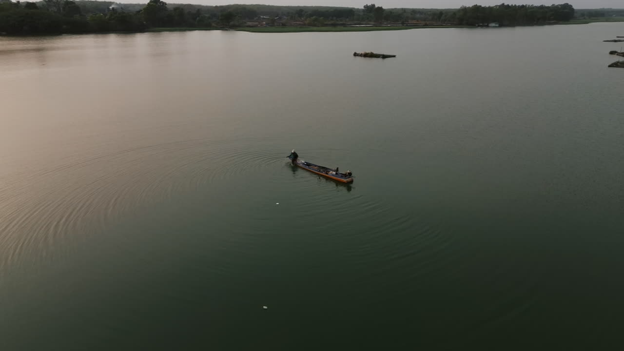 un barco de pesca en un lago tranquilo