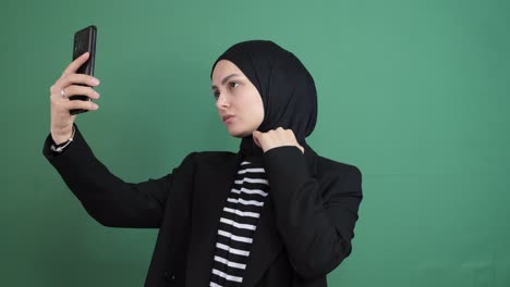 Muslim-Girl-Take-Selfie
