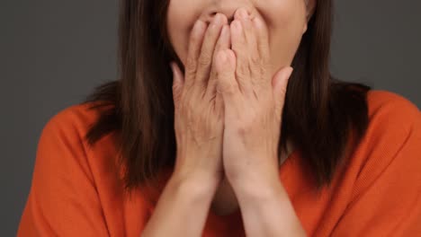 Mujer-De-Mediana-Edad-Retrato-Gratamente-Sorprendido