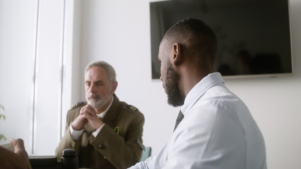 군사 사무실에서 회의