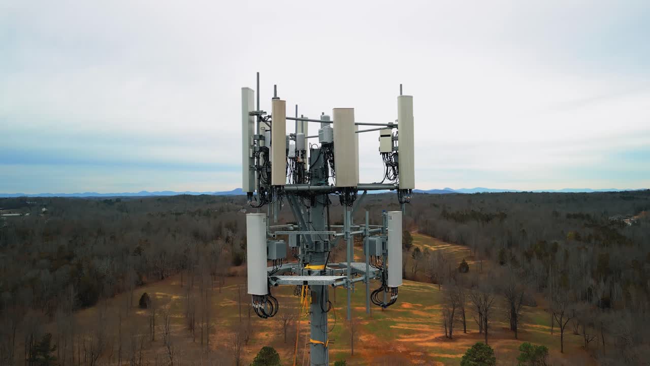 impresionante toma aérea ascendente de la torre de teléfono celular en medio del bosque