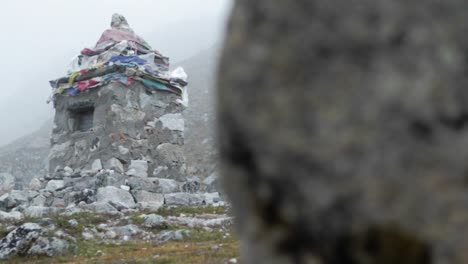 plano más amplio de un mojón desde detrás de una roca