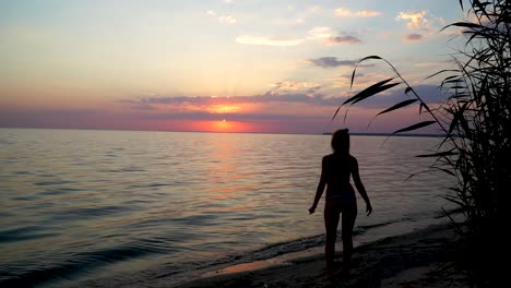 Chica-Bailando-En-La-Playa-Al-Atardecer