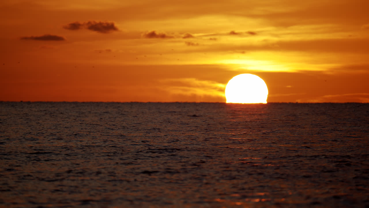 impresionante puesta de sol sobre el océano