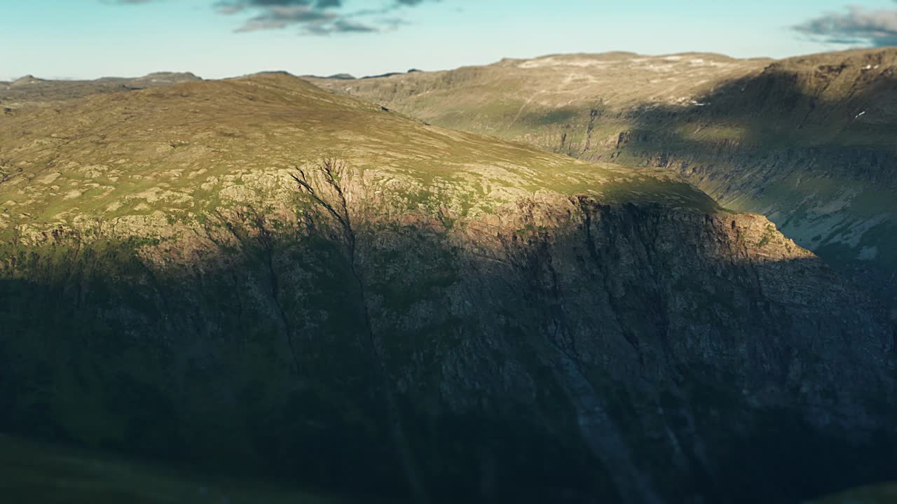 vuelo sobre la vasta extensión desolada de la meseta montañosa de aurlandsfjellet al atardecer