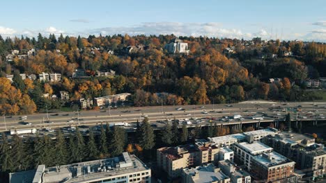 Enfoque-Panorámico-De-Seguimiento-De-Drones-Sobre-La-Autopista-A-St.