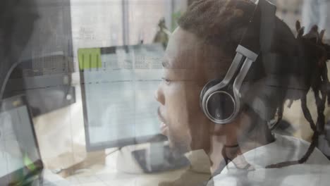 animación de un hombre afroamericano usando una computadora sobre personas caminando