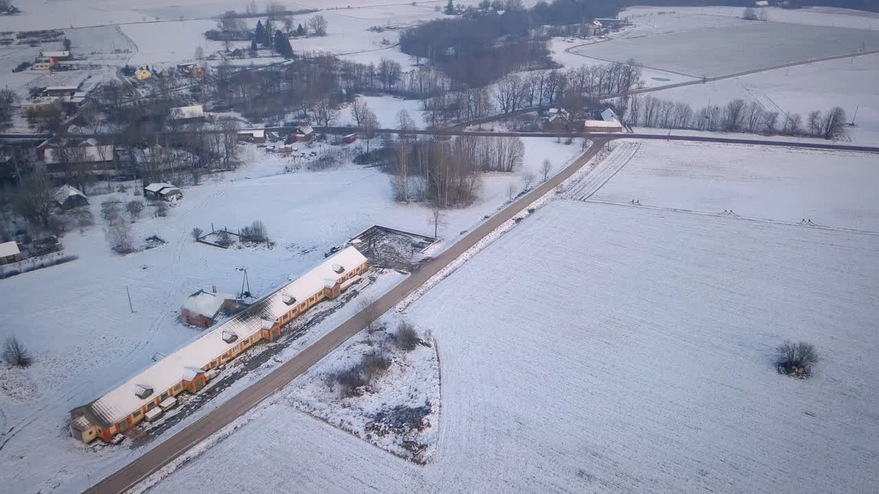 라트비아의 겨울 들판에 눈과 벌거벗은 나무로 덮인 집 지붕 - 공중이 앞으로 내림차순