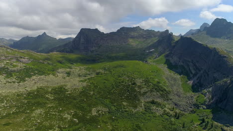 Berglandschaft---Atemberaubende-Aussicht