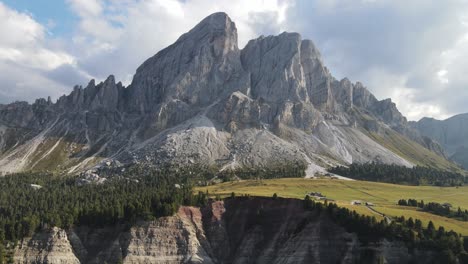 Wunderschönes-Luftdrohnenvideo-Der-Massiven-Dolomitberge-In-Den-Italienischen-Alpen,-Gefilmt-In-4k-Im-Sommer