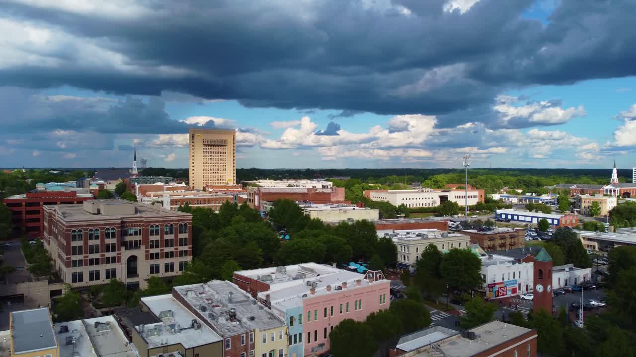 una toma de drones del centro de spartanburg con nubes de tormenta en la distancia