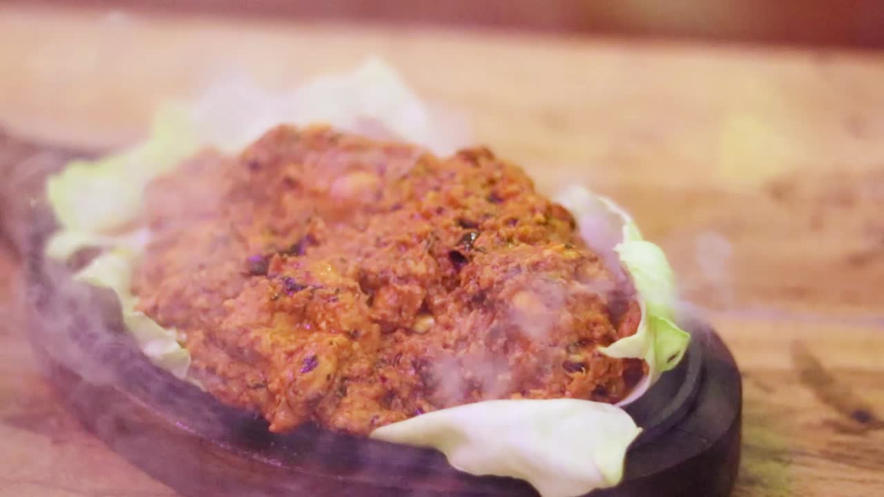 pollo con mantequilla caliente en una plataforma de madera desde un ángulo plano