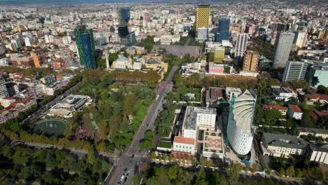 Tirana,-Die-Hauptstadt-Albaniens,-Enthüllt-Ihre-Architektonische-Schönheit-Inmitten-Der-Warmen-Palette-Herbstlicher-Farben-Auf-Den-Hauptstraßen-Und-Herbstlicher-Eleganz