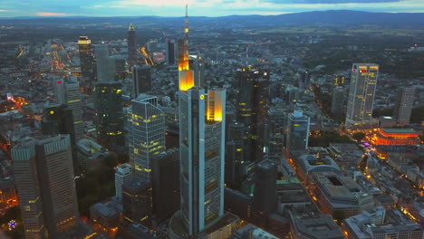 Antena:-Vista-De-Frankfurt-Am-Main,-Horizonte-De-Alemania-Por-La-Noche,-Luces-De-La-Ciudad,-Tráfico,-Movimiento