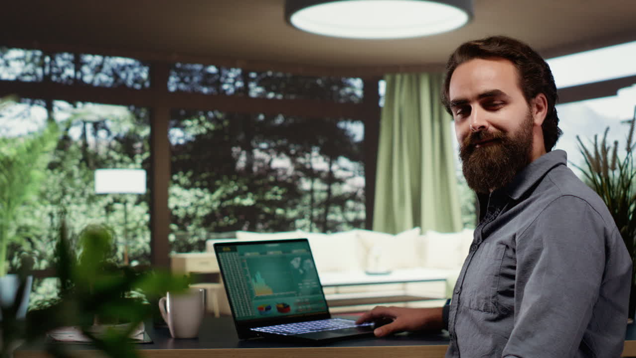 empresario trabajando en línea en su casa de lujo