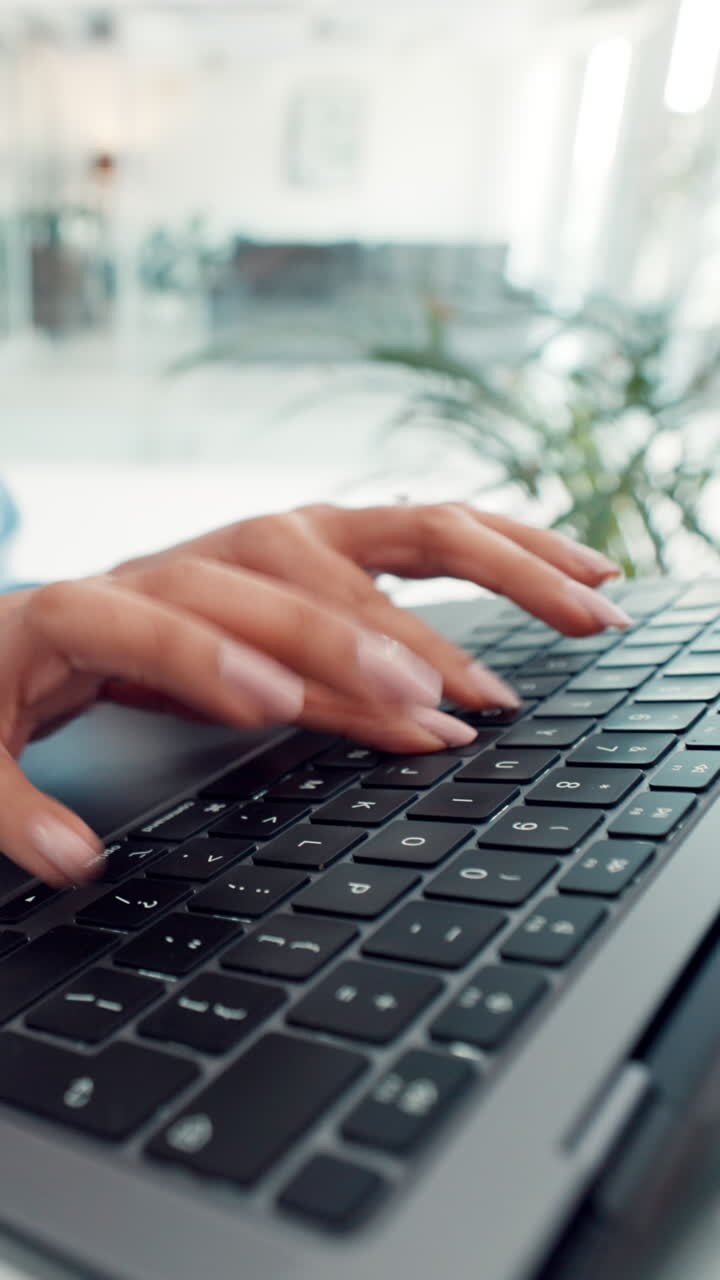 Tippen auf einer Laptop-Tastatur