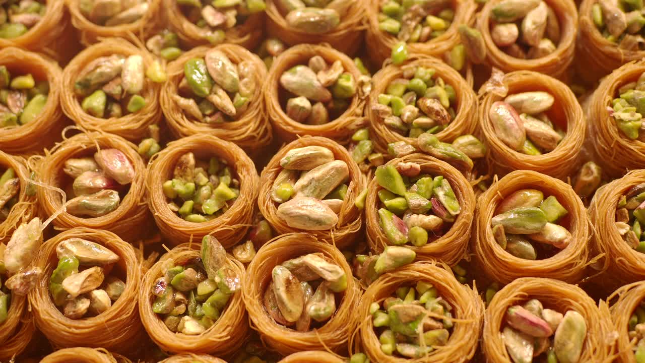 una toma de cerca de la baklava turca con pistachos