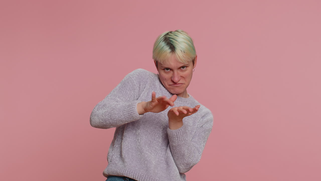 mujer rica que muestra desperdiciar o tirar dinero con el gesto de la mano. más consejos para soñar con grandes ganancias.