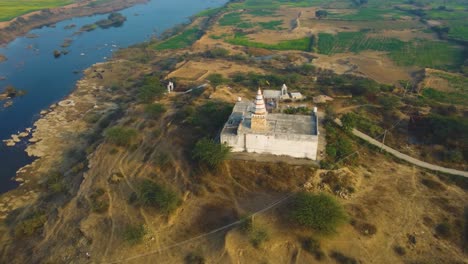 Toma-Aérea-De-Drones-De-Un-Templo-Hindú-En-Un-Río-En-Morena,-India