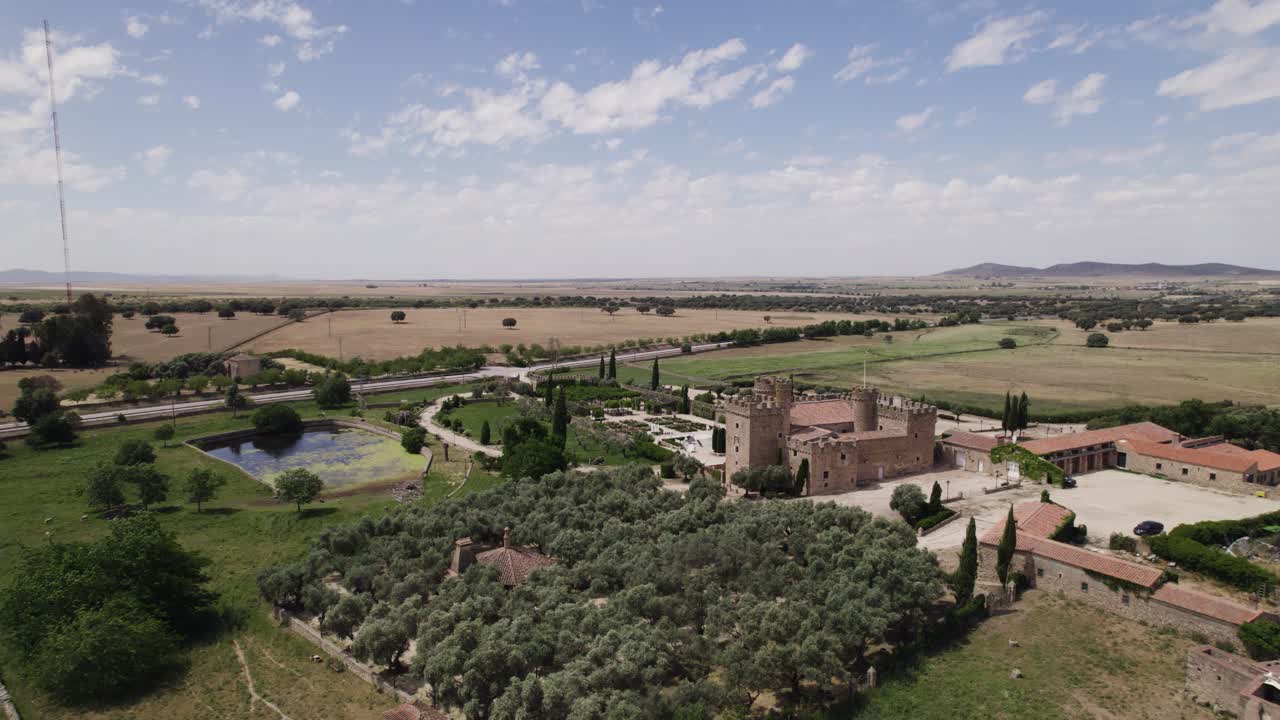 Castillo de Arguijuelas de Abajo, famoso castello a Caceres, Spagna, ripresa aerea orbitale.