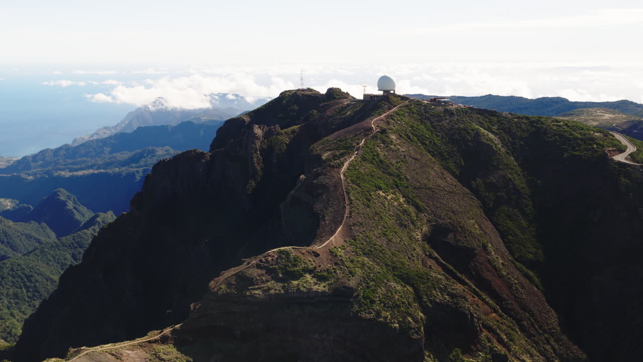 Vista aerea della vetta di una montagna con sentiero escursionistico e cupola radar.